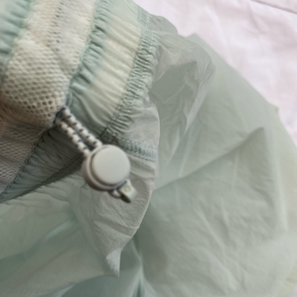 Lululemon shorts size 6 in excellent condition - Picture 7 of 9